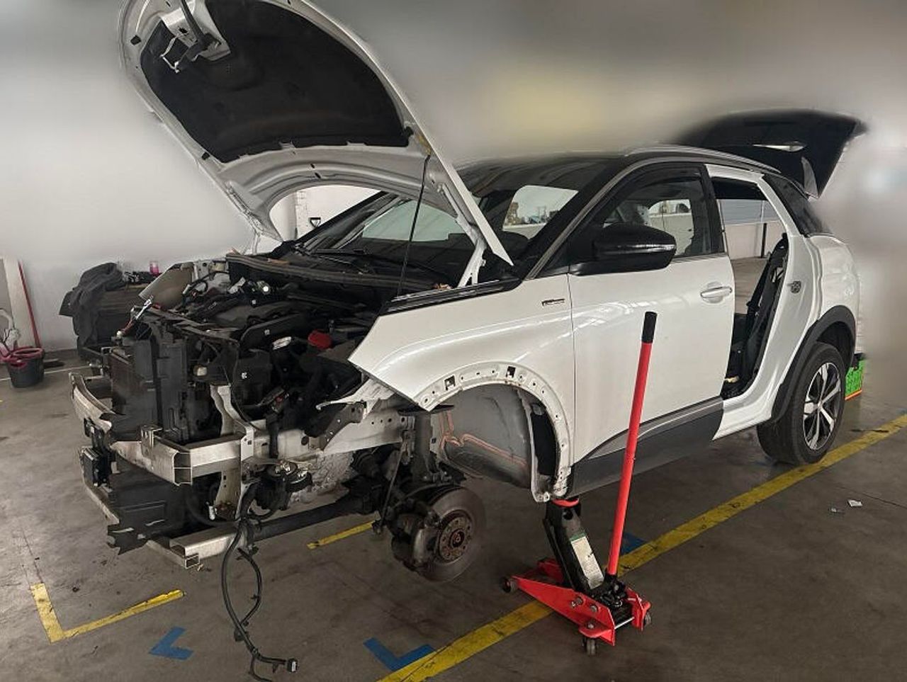 Lębork: Policyjny nalot na dziuplę samochodową. Paser rozmontowywał na części skradzionego peugeota