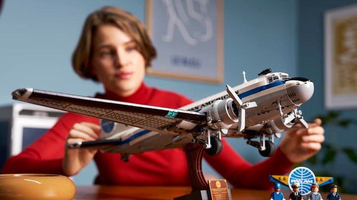 Model samolotu pasażerskiego DC-3 po złożeniu