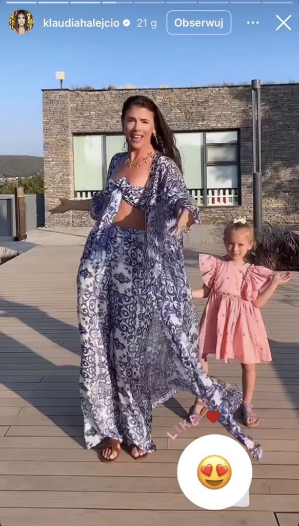 Klaudia Halejcio we wzorzystym stroju 