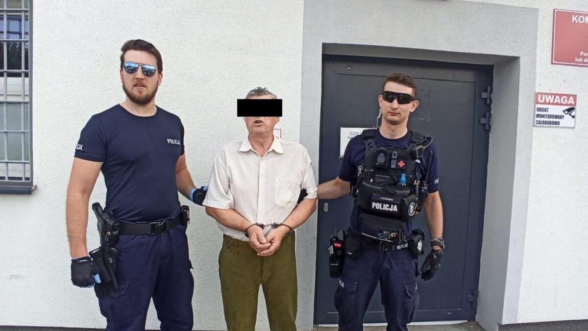 Zaatakował policjantów siekierą