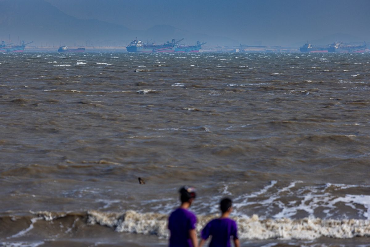 Chińskie statki widoczne na plaży w Kinmen. Zdjęcie ilustracyjne