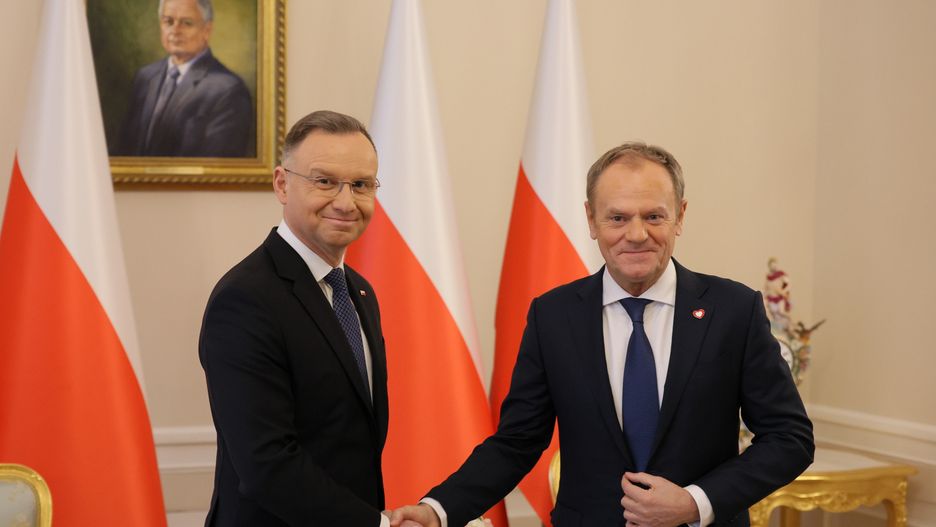 Warszawa, 15.01.2024. Prezydent RP Andrzej Duda (L) i premier Donald Tusk (P) na spotkaniu w Pałacu Prezydenckim w Warszawie, 15 bm. Spotkanie dotyczy między innymi najbliższej wizyty premiera na Ukrainę. (aldg) PAP/Paweł Supernak