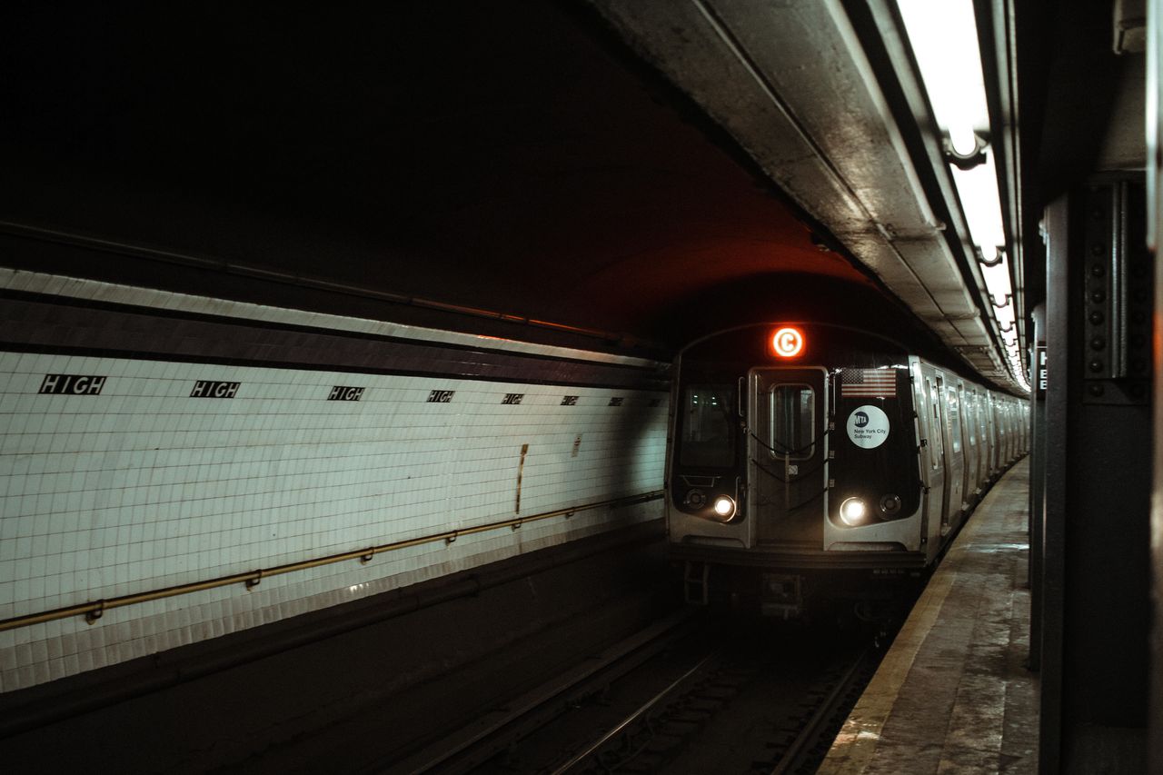 Los Angeles odstrasza bezdomnych od metra. Wybuchł skandal