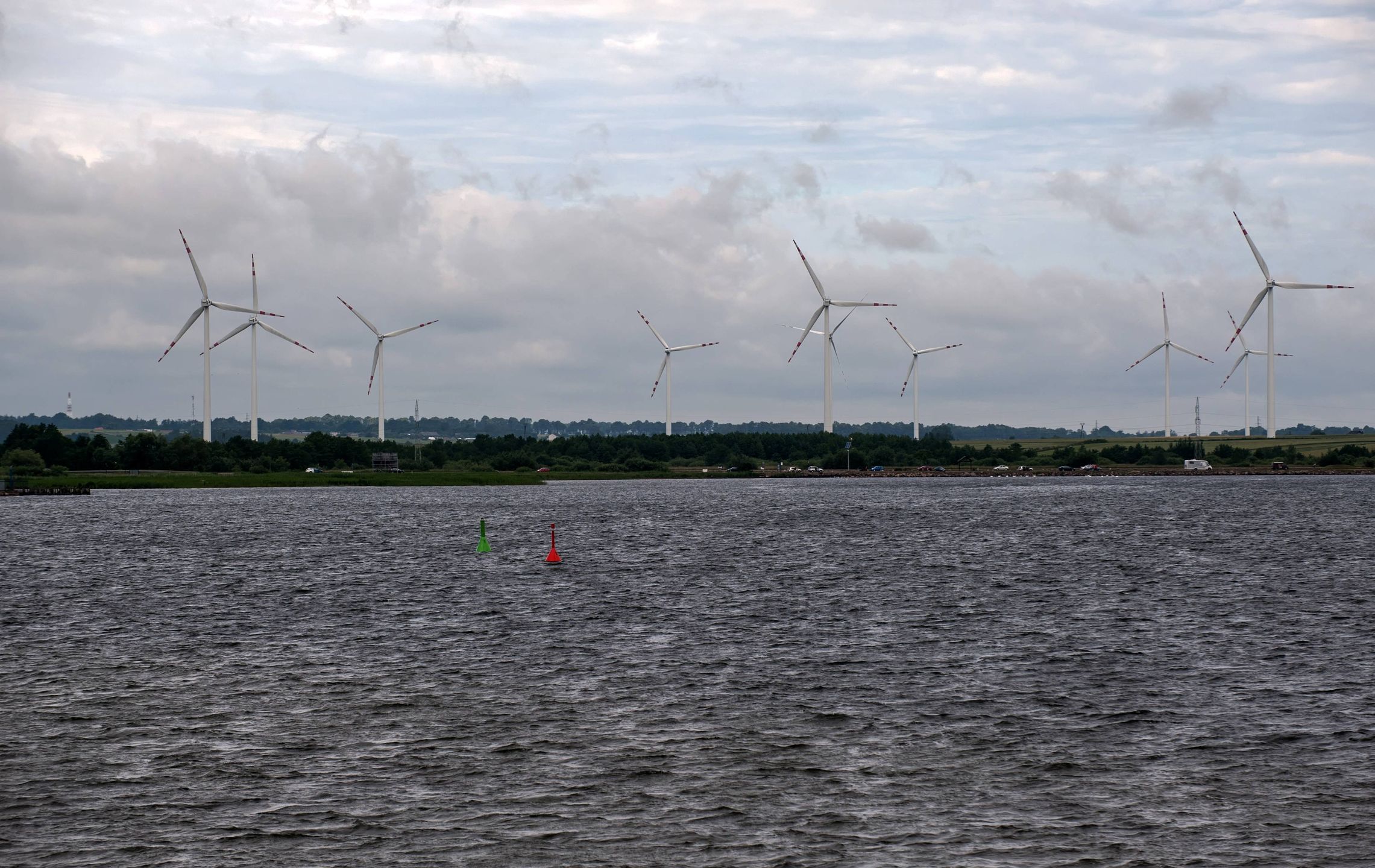 Półwysep Helski z widocznymi wiatrakami elektrowni wiatrowej