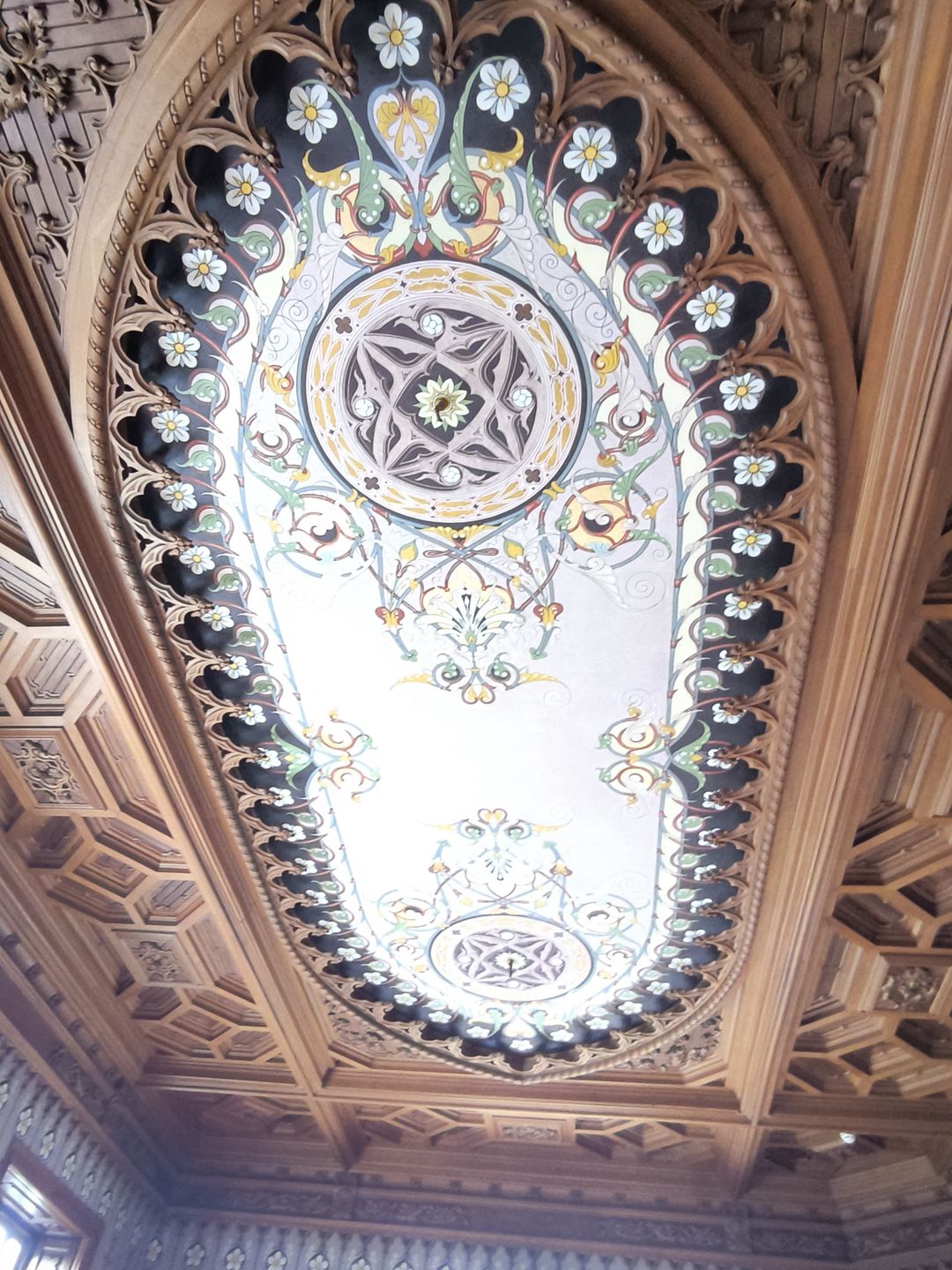 Bogato zdobione sufity