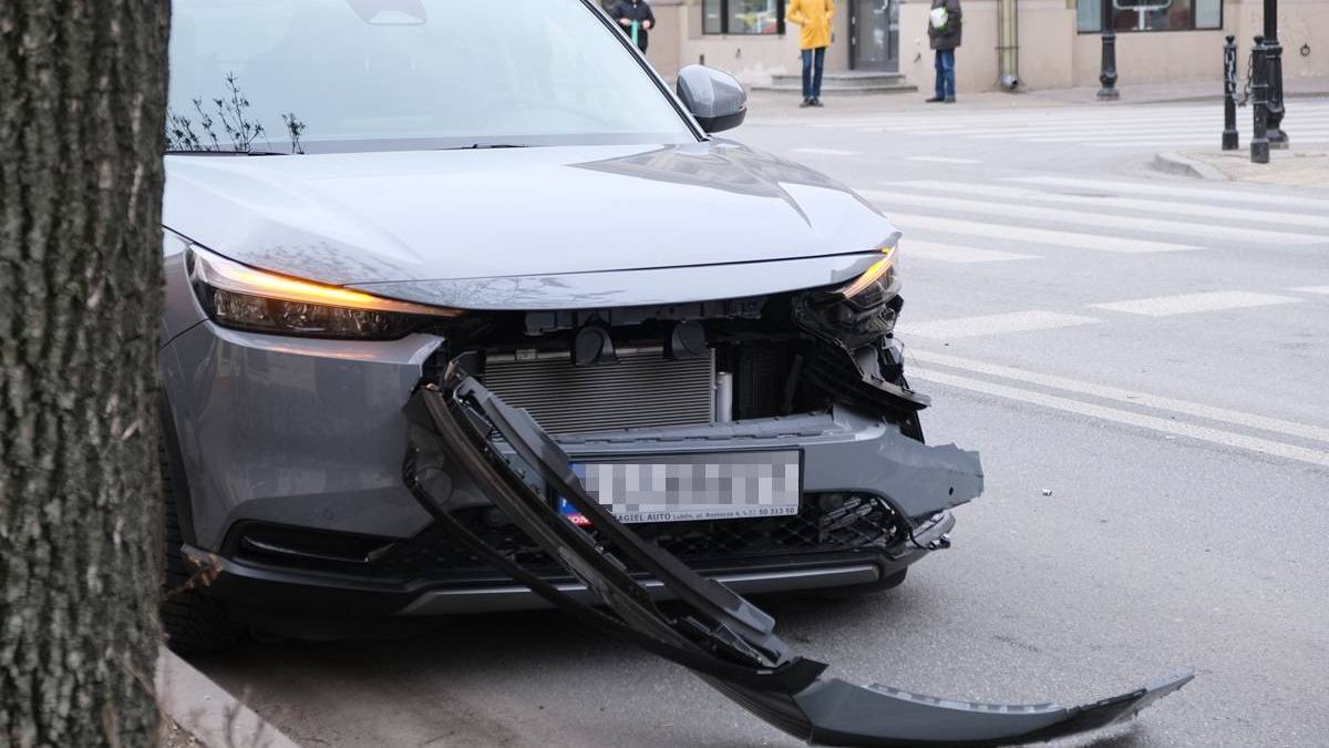 Kierowca hondy uderzył w bok trolejbusu na Krakowskim Przedmieściu w Lublinie