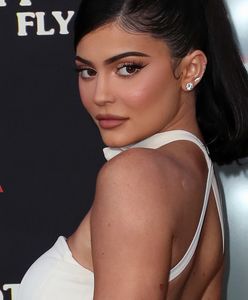 Wygina śmiało ciało. Odsłoniła niemal wszystko