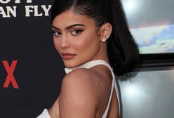 Wygina śmiało ciało. Odsłoniła niemal wszystko