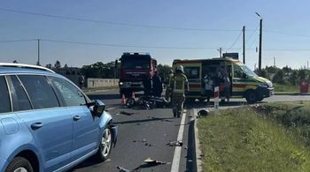 Groźny wypadek w Nowym Mieście nad Pilicą. Kierowca jednośladu uderzył w samochód osobowy
