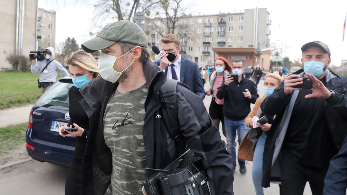 Warszawa, 12.04.2021. Były minister sportu Sławomir Nowak (2L) oraz jego pełnomocnik, adwokat Joanna Broniszewska (L) po opuszczeniu przez Sławomira Nowaka Aresztu Śledczego na Białołęce w Warszawie, 12 bm. Sąd Okręgowy w Warszawie nie przedłużył aresztu byłemu ministrowi, który jest podejrzany o korupcję, został on jednak objęty dozorem policyjnym i zakazem opuszczania kraju. (jm) PAP/Tomasz Gzell