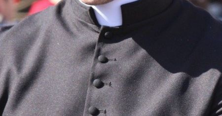 Skandal! Kuria pyta o orientację ofiary księdza pedofila
