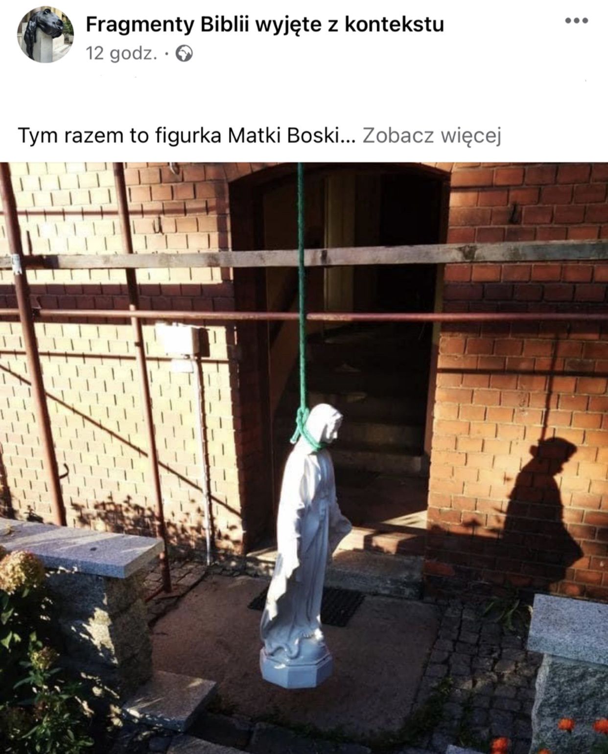 Powieszona figura Matki Boskiej