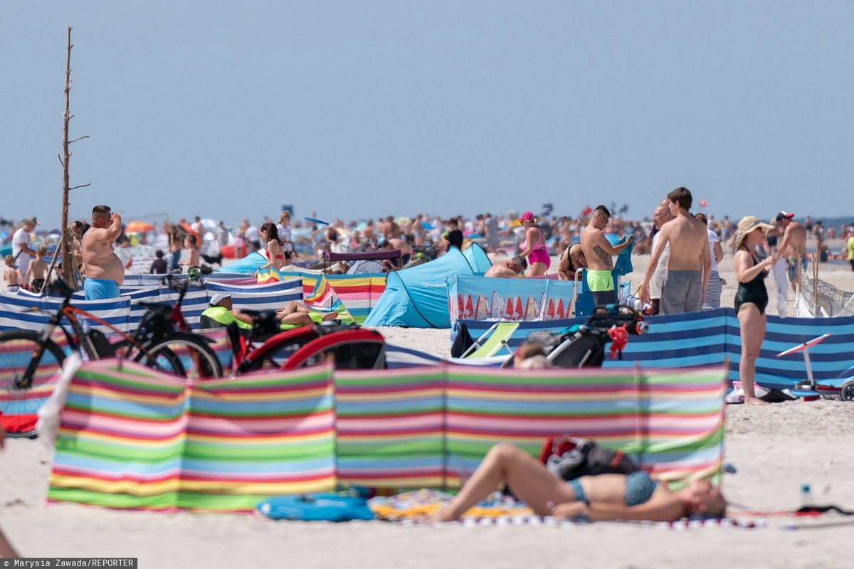 Turyści na plaży nad Bałtykiem