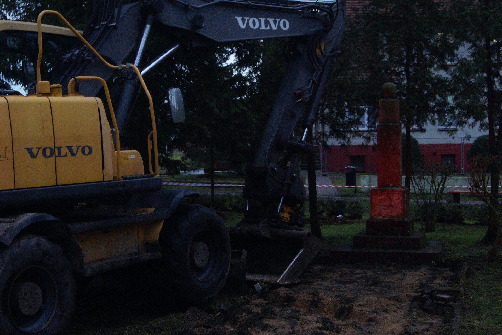 Demontaż sowieckiego obelisku w Maszewie