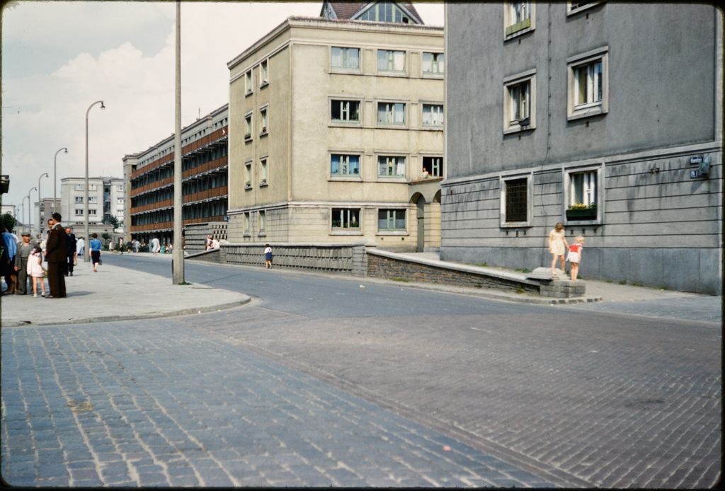 Nostalgiczna Warszawa lat 50. na nieznanych, kolorowych zdjęciach profesora z USA 18