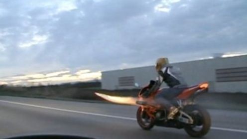 Zamontował w motocyklu wyrzutnię rakiet (wideo) 1