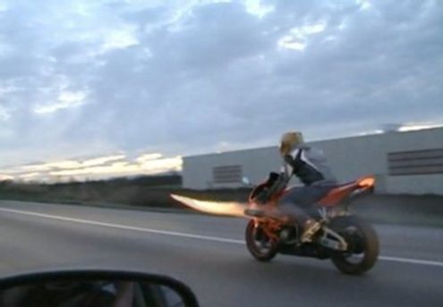 Zamontował w motocyklu wyrzutnię rakiet (wideo)
