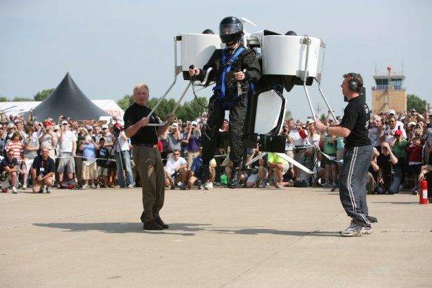 Gadżet dnia: jetpack. Zobacz 8 odrzutowych plecaków w akcji [wideo]