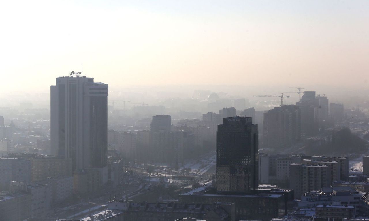 Smog nad Warszawą. Normy przekroczone o 500 proc. "Ostrzegajcie znajomych i bliskich"