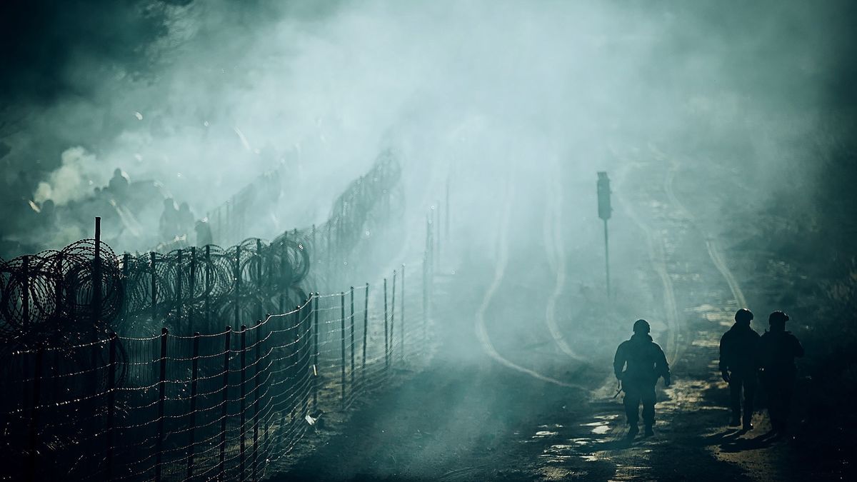 Kuźnica, 12.11.2021. Na zdjęciu z 09.11.2021 polscy żołnierze w trakcie akcji 'Operacja Silne Wsparcie' w okolicy polsko-białoruskiego przejścia granicznego w Kuźnicy. Na polsko-białoruskiej granicy trwa kryzys migracyjny. (sko) PAP/Irek Dorożański/DWOT HANDOUT EDITORIAL USE ONLY NO SALES