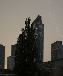 Gradobicie w Warszawie. Deszcz i burze także w innych miastach