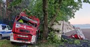 Ciężarówka wbiła się w drzewa. Interweniował śmigłowiec LPR