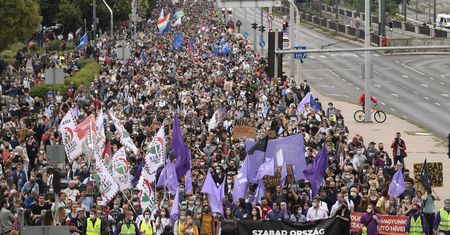 Budapeszt. Liczne protesty. Węgrzy stanęli w obronie niezależnego portalu internetowego