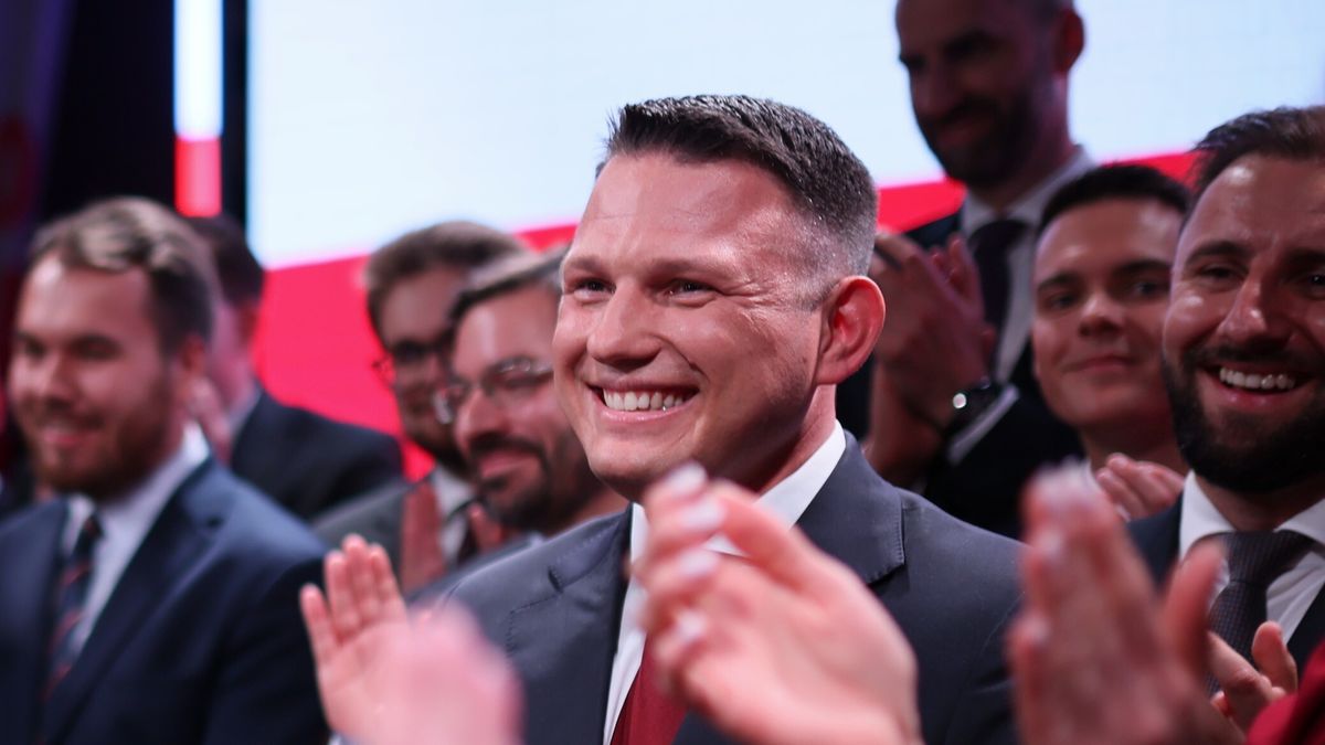 Warszawa, 18.05.2025. Wybory prezydenta RP - I tura. Kandydat Konfederacji Sławomir Mentzen w swoim sztabie wyborczym w Warszawie, 18 bm. Zakończyło się głosowanie w I turze wyborów prezydenta RP. (mr) PAP/Leszek Szymański