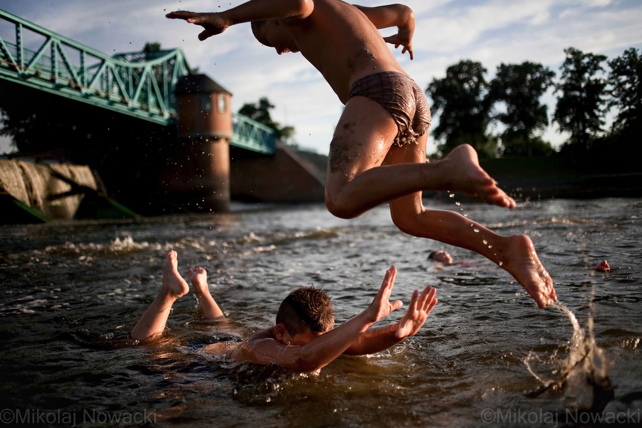 Dzieci bawiące się w Odrze, przy jazie Bartoszowickim we Wrocławiu, 2010 r.