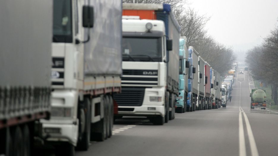 Reporter Poland 200805.04.2008 Dorohusk - Chelm Kierowcy ciezarowek czekaja na wjazd na Ukraine ponad 5 dob juz na 14 kilometrze do Chelma N/z 50 kilometrowa kolejka tirow  fot. Kuba Suszek/REPORTERfot. Kuba Suszek/Reporter