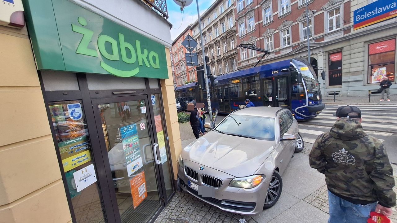 Wrocław: Wypadek na Nadodrzu. BMW zderzyło się z tramwajem
