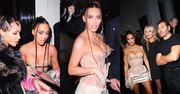 Roznegliżowana Kim Kardashian prezentuje kulisy 45. urodzin. Wpadli też SŁAWNI znajomi (ZDJĘCIA)