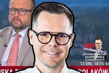 Jacek Świderski na tle ujęcia z TV Republika