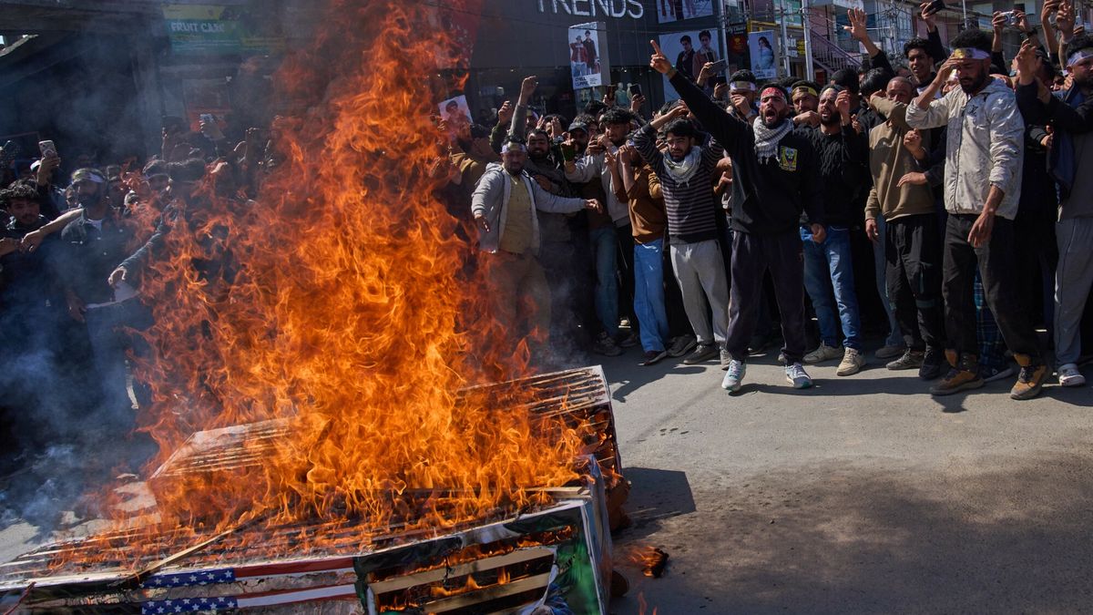 Wojna na Bliskim Wschodzie 2026
Shia Muslims protesting against the United States and Israel and expressing solidarity with Iran and Palestinians in Gaza, shout slogans as they burn mock coffins bearing photos of U.S. President Donald Trump and Israeli Prime Minister Benjamin Netanyahu during the annual Al-Quds (Jerusalem) Day rally, in Magam, north of Srinagar, Indian controlled Kashmir, Friday, March 13, 2026. (AP Photo/Dar Yasin)
Dar Yasin