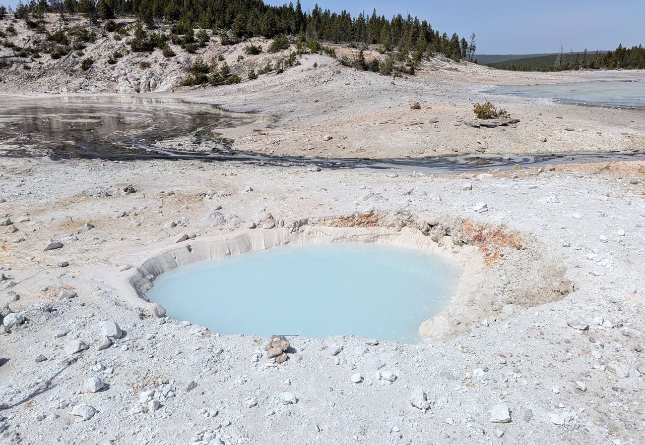 Tajemniczy otwór pojawił się w Yellowstone. Wypełnia go mlecznobłękitna woda