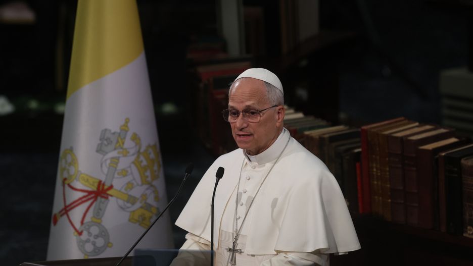 Pope Leo XIV visits Turkey
epa12552515 Pope Leo XIV gives an address at the Bestepe National Library after meeting with Turkish President Recep Tayyip Erdogan (not pictured), in Ankara, Turkey 27 November 2025. Pope Leo XIV is visiting Turkey and Lebanon between 27 November to 02 December in his first trip outside Italy as pontiff.  EPA/NECATI SAVAS 
Dostawca: PAP/EPA.
NECATI SAVAS
catholic, Turkiye, speech