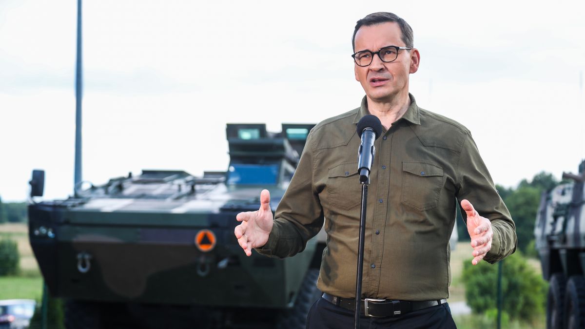 Sutno, 27.07.2023. Premier Mateusz Morawiecki podczas wizyty w Sutnie (woj. podlaskie), 27 bm. Szef rządu na konferencji prasowej nieopodal granicy polsko-białoruskiej mówił o zagrożeniu ze strony Rosji oraz perspektywie nowego większego niebezpieczeństwa, jakim jest pojawienie się na Białorusi oddziałów najemników z Grupy Wagnera. (mr) PAP/Artur Reszko