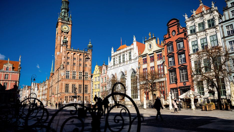 GDANSK, POLAND - 2021/03/22: People walk along the main Street in the old town of Gdansk.By the decision of the government, from March 20 to April 9, new restrictions will be introduced related to the coronavirus pandemic in Poland. This means that the new restrictions will apply during Easter. The daily average of infections in Poland in the last seven days amounted to over 22,200 cases. (Photo by Mateusz Slodkowski/SOPA Images/LightRocket via Getty Images)