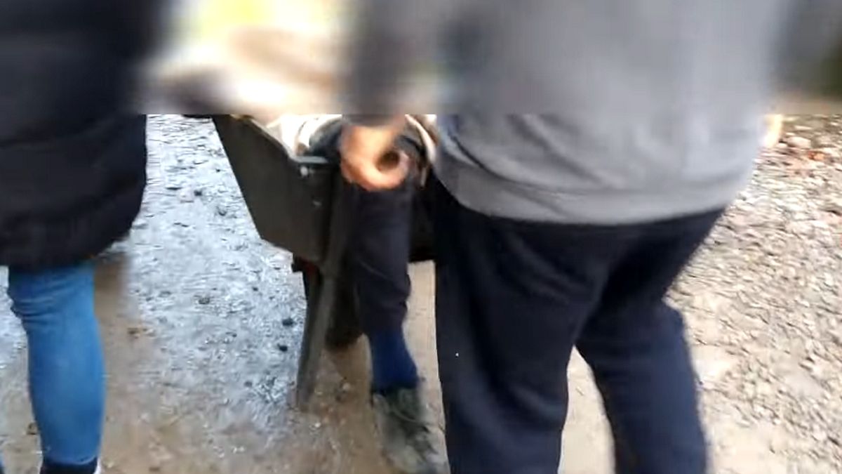 Turyści wieźli na taczce mężczyznę