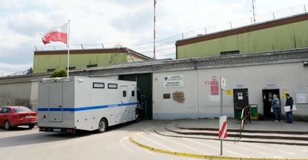 Skorumpowani strażnicy i bossowie mafii? Tyle kosztował przemyt do aresztu