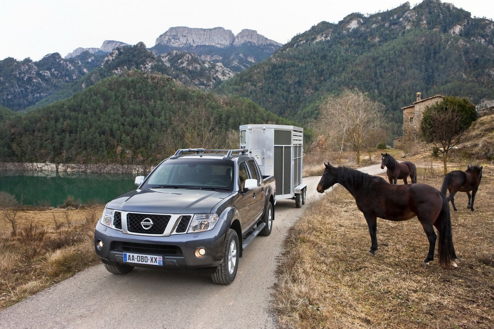 2011-Nissan-Pathfinder-Navara-19