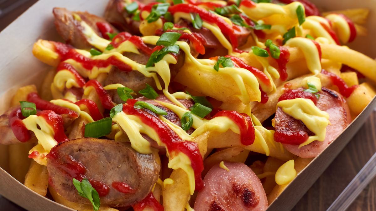Salchipapas to południowoamerykańskie danie typu fast-food