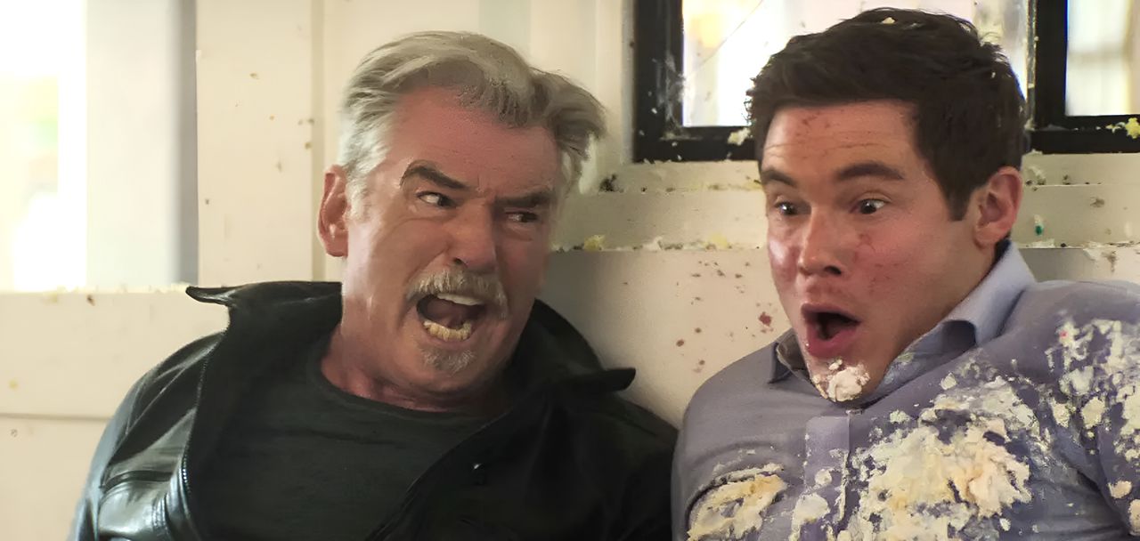 "Teściowie poszukiwani". Pierce Brosnan i ciary żenady. Absurdalny hit Netfliksa