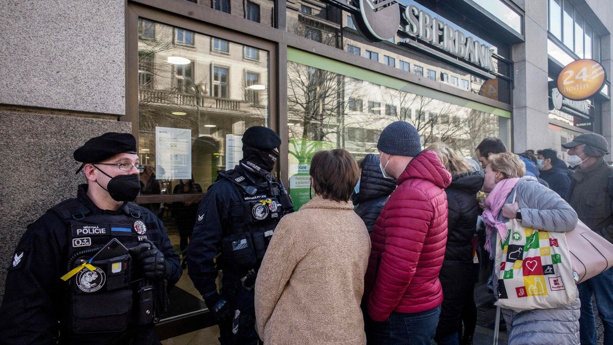 Po zapowiedzi odcięcia rosyjskich banków od systemu SWIFT przed bankomatami w Rosji tworzą się długie kolejki