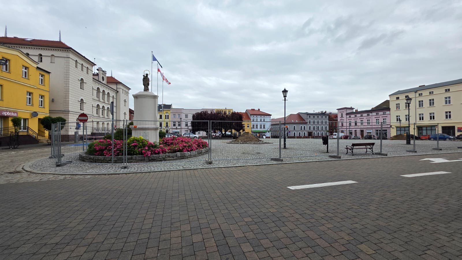 Modernizacja Placu 20 Października w Śremie. Sprawdzamy, jak długo potrwają prace w tym miejscu [zdjęcia]