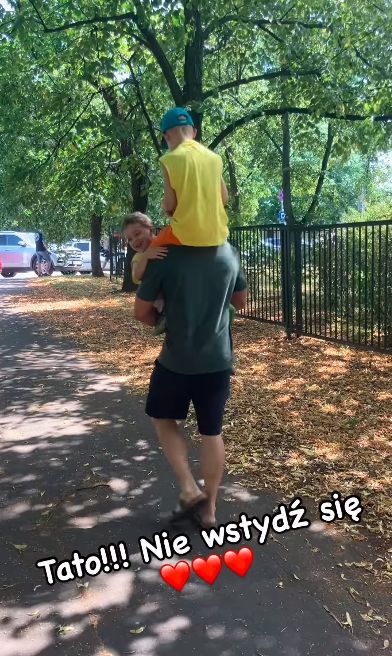 Mateusz Damięcki hasa z synami po parku