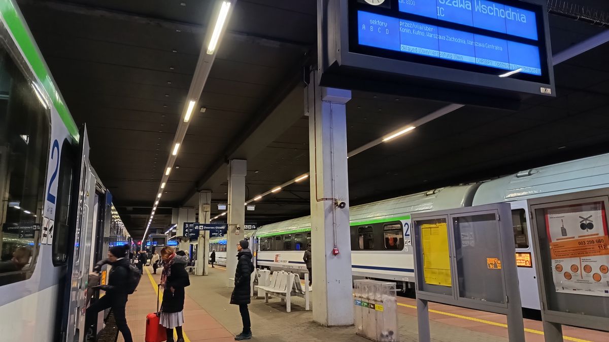 Dwa pociągi Intercity na dworcu głównym w Poznaniu