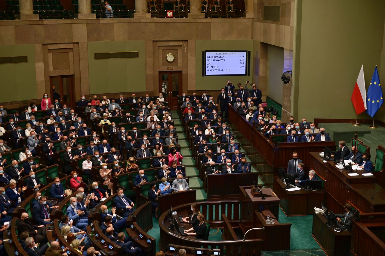 Sondaż. Zawirowania na opozycji. Złe wieści dla Hołowni