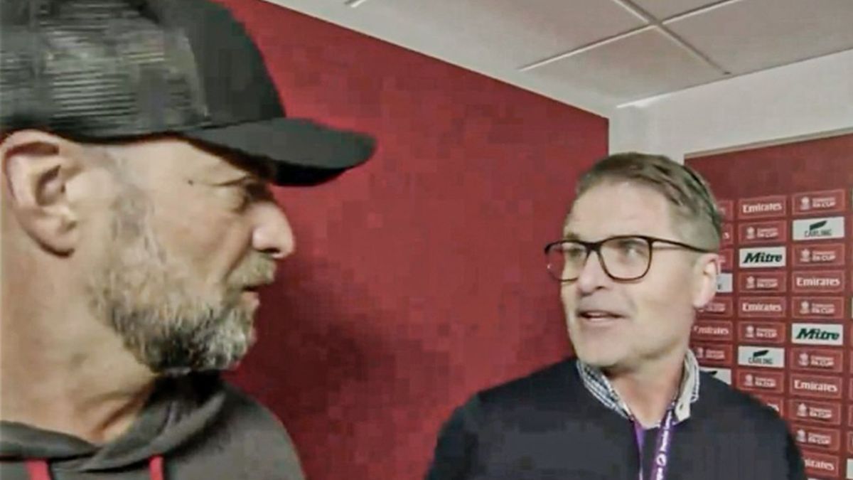 Na zdjęciu Jurgen Klopp i dziennikarz norweskiej telewizji