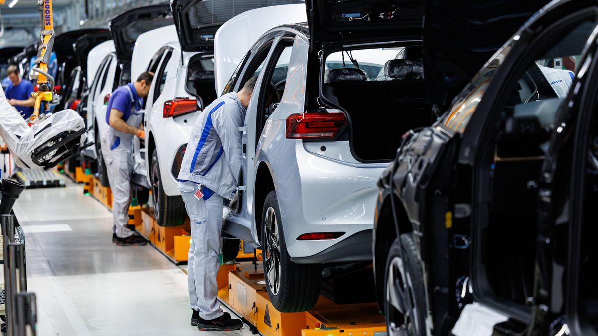 ZWICKAU, GERMANY - OCTOBER 13: Workers assemble an Volkswagen's ID.3 electric car on a production line at the Volkswagen electric car factory on October 13, 2025 in Zwickau, Germany. Volkswagen has succeeded in ramping up its electric car sales in Europe by over 75% compared to one year ago. (Photo by Jens Schlueter/Getty Images)
